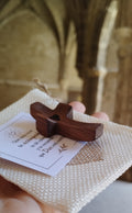 ✝️ Cruz Sensorial de Madera con Bolsita y Tarjeta Inspiradora 🤎
