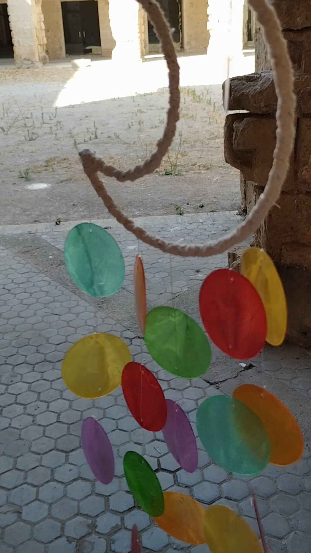 Móvil Decorativo Luna de Macramé con Discos de Nácar